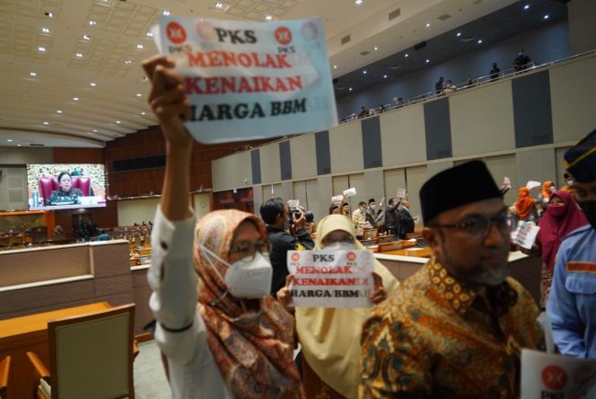 
					Imbas Kenaikan Harga BBM, DPR: PHK di Depan Mata