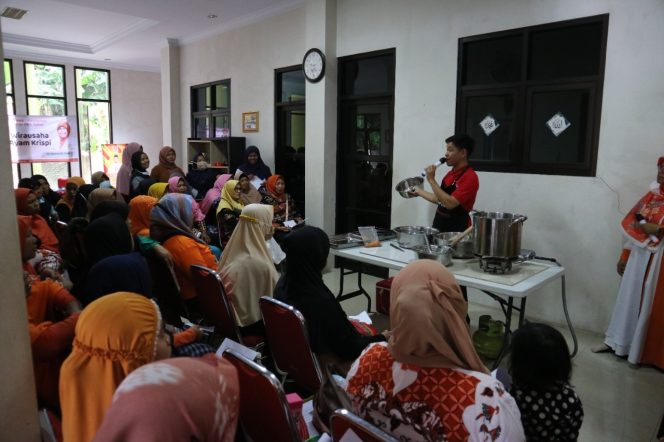 
					Bersiap Hadapi Resesi, PKS Latih Emak-emak Bisnis Ayam Krispi