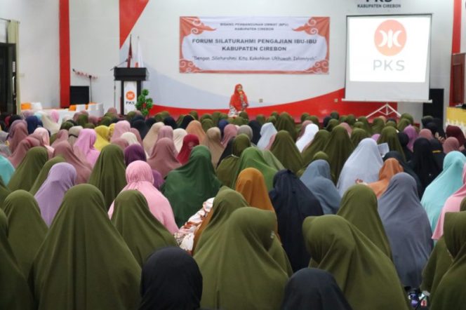 
					Bersama Warga Sekitar, PKS Rutin Yasinan di Kantornya