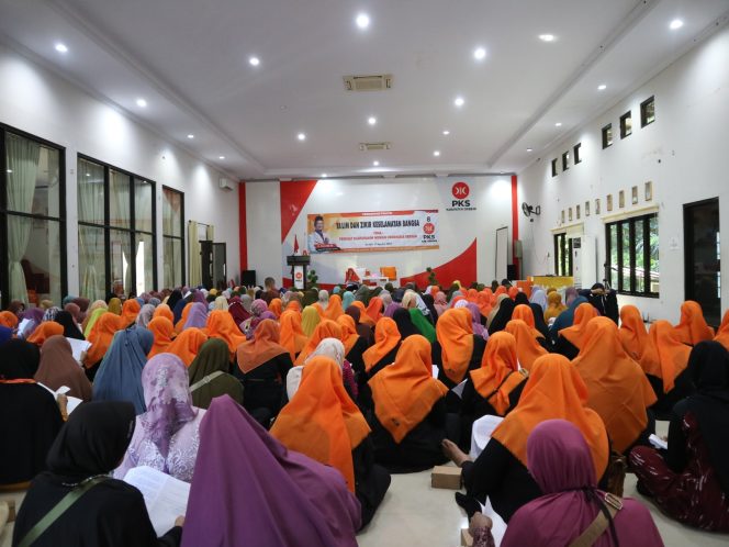 
					Di Kantor PKS, Ratusan Warga Berdoa Demi Keselamatan Bangsa