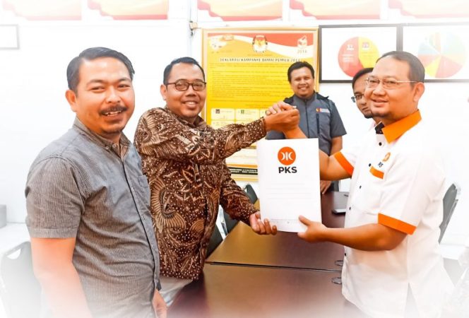 
					Revisi Final, PKS Serahkan Berkas Daftar Calon Tetap Pemilihan Legislatif 2024
