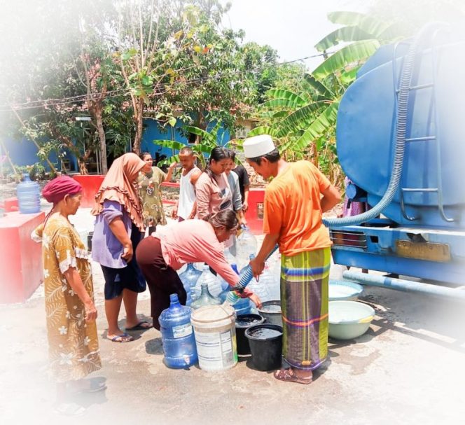 
					Ditengah Terik dan Kekeringan, PKS Karangwareng Bagikan Air Bersih
