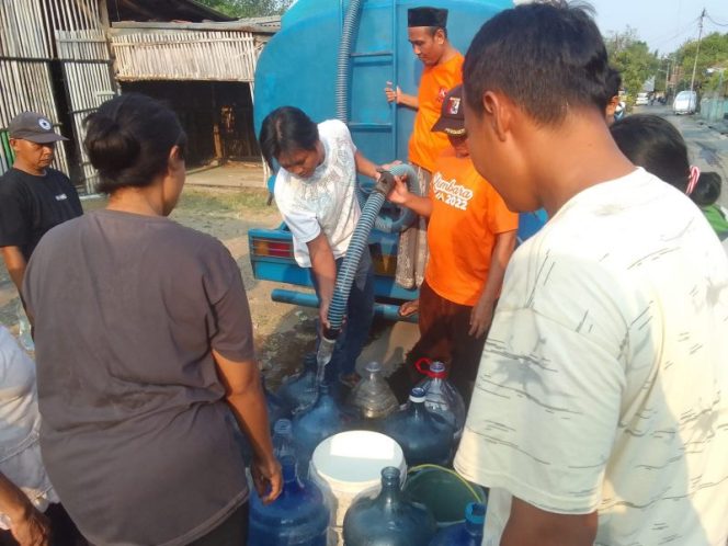 
					Cirebon Panas Tolop-Tolop, PKS Bagikan Air Bersih