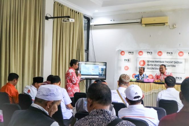 
					Koordinasi Relawan Anies dan PKS: Siap AMINkan Cirebon