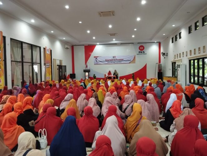 
					Peringati Hari Ibu, PKS Kumpulkan Para Ibu di Kantornya