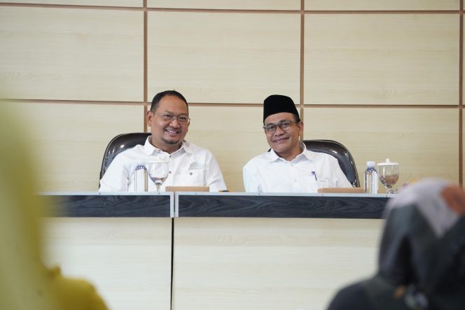 
					Mas Jun (kiri) dan Kepala Sekolah SMKN 1 Cirebon.