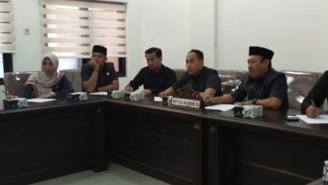 
					Ade Irawan Usul Pangkalan Gas LPG 3 Kg per RW untuk Atasi Kelangkaan di Cirebon
