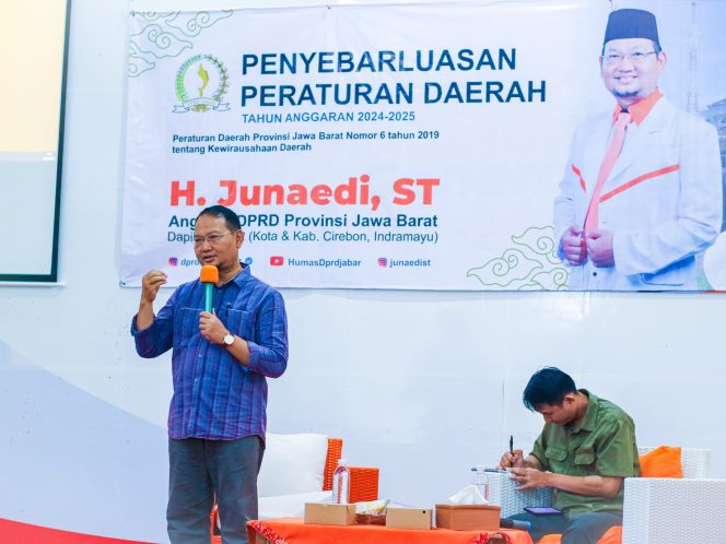 
					Mas Jun sosialisasikan Perda Kewirausahaan Daerah.
Foto: ciREBORN Media/Husni Mubarok
