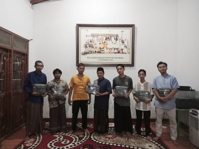 
					Bantuan tas untuk Pesantren Pondok Pari. 
Foto: Istimewa