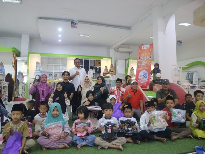 
					Fraksi PKS Ajak Anak Yatim belanja ke Rabbani. 
Foto: Cireborn.id/Husni.
