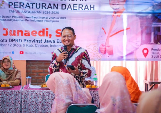 
					Anggota DPRD Jabar, Junaedi saat Lakukan Sosperda tentang Perempuan. Sumber: Cireborn.id/Faisal