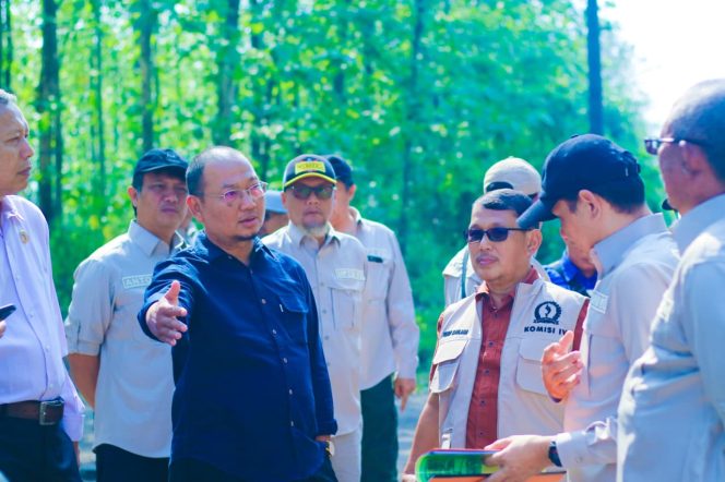 
					Mas Jun Tinjau Pembangunan Jalan Cikamurang-Bantarwaru, Pastikan Roda Perekonomian di Indramayu Berjalan Lancar