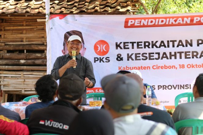 
					Mas Jun saat Melaksanakan Agenda Pendidikan Politik. Foto: Cireborn.id/Husni.