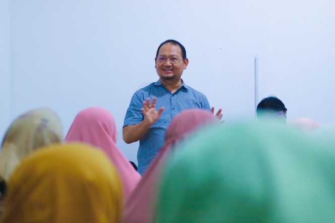 
					Anggota DPRD Jabar, Mas Jun saat Melaksanakan Dialog Wakil Rakyat. Foto: Cireborn.id/Husni. 