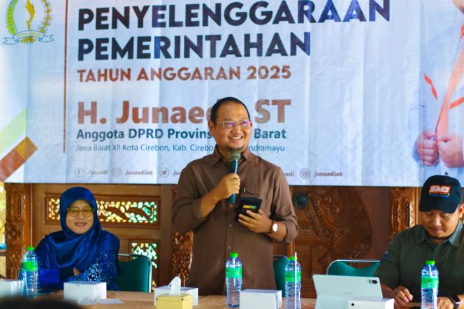 
					Anggota DPRD Jabar, Mas Jun (tengah). Foto: Cireborn.id/Husni.