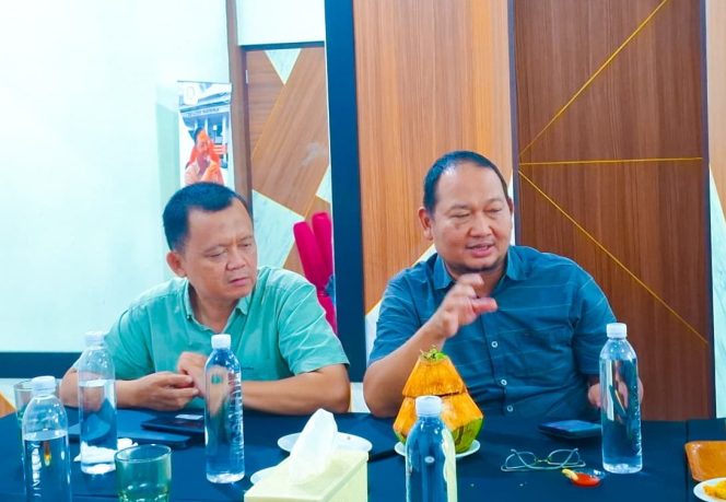 
					Anggota DPRD Jabar, Mas Jun (kanan). Foto: Cireborn.id/Husni.