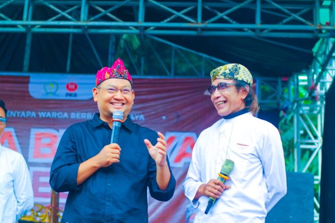 
					Mas Jun (kiri) sapa masyarakat lewat Seni Bubaya. 