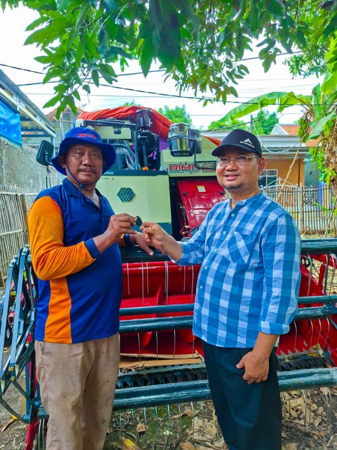 
					Mas Jun serahkan bantuan mesin komben untuk petani. Foto: Istimewa.
