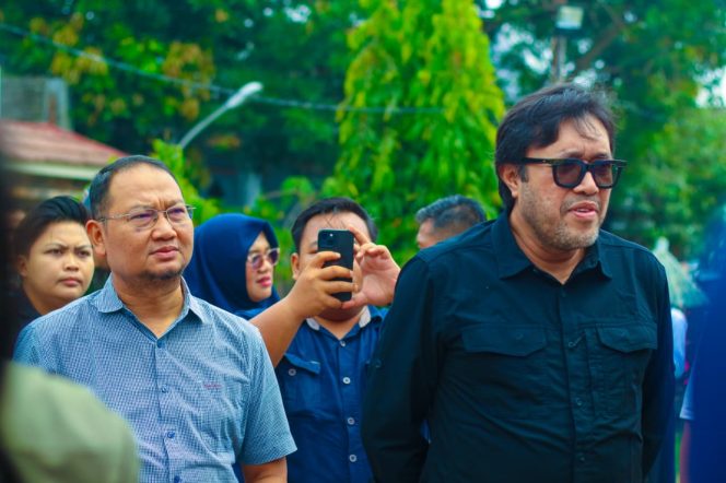 
					Mas Jun (kiri) Tinjau Penggunaan Sistem E-voting Pilwu di Indramayu. Foto: Cireborn.id/Husni.